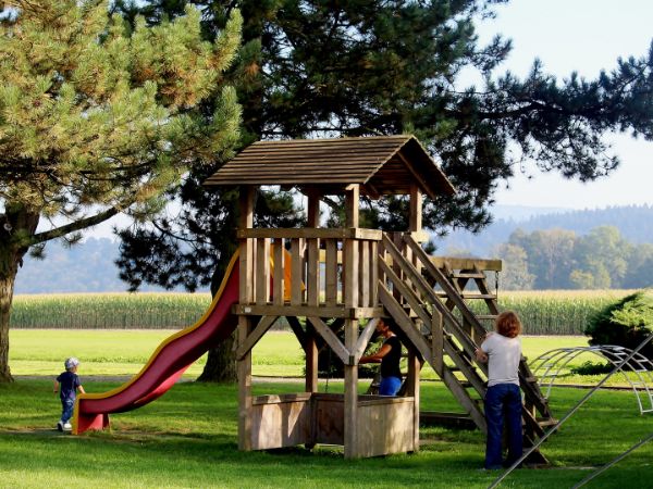 Jak stworzyć miejsce zabaw dla dzieci na własnym podwórku